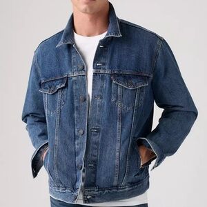 Levi's Men’s Classic Blue Denim Trucker Jacket.‎ Size Large. NWT.